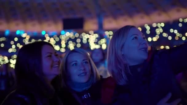 在夜总会的一个派对上 快乐的女朋友们用智能手机自私自利 大家好协奏曲掌声 高质量的4K镜头 — 图库视频影像