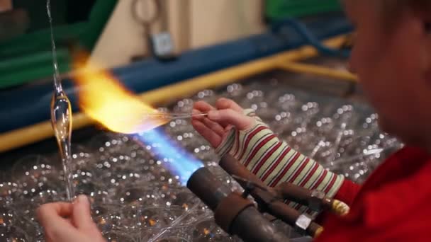 Sivunäkymä Naispuolisesta Työntekijästä Joka Lämmittää Lasia Joululelun Räjäyttämisestä Tulipolttimella Lasin — kuvapankkivideo