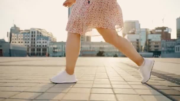 Жіночі Ноги Білих Кросівках Йдуть Уздовж Тротуару Міської Вулиці Швидкий — стокове відео