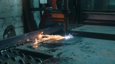 Lazer kesici üretildi. Plazma lazeriyle endüstriyel metal kesimi. Kesme işlemi sırasında lazer ışınından parlak kıvılcımlar uçuşur. 4k biçiminde yüksek kaliteli atış