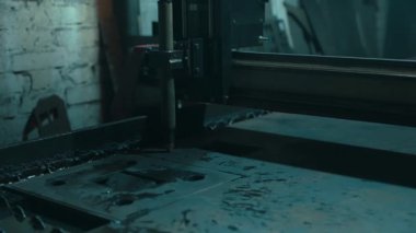 Yüksek hassasiyetli çelik parçaları üretimi. Odadaki metal kesme işleminin otomasyonu. Tehlikeli bir iş. Metal işleme için ütomatik bir iş. Yüksek kalite 4k görüntü