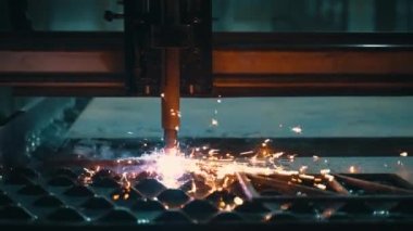 Plazma kesiminden parlak kıvılcımlar ya da robot makinedeki lazer kesiminden. Metal işçiliği. Yakın plan. Nano teknolojiler. Yüksek kalite 4k görüntü