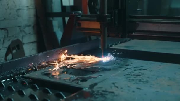 Laserskärare Produktion Industriell Skärning Metall Med Plasmalaser Skärningsprocessen Flyger Brinnande — Stockvideo