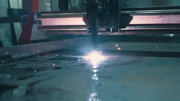 Jasne Iskry Cięcia Plazmowego Lub Cięcia Laserowego Metalu Maszynie Robotycznej — Wideo stockowe