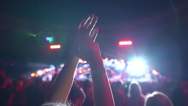 Les Mains Une Fille Dansant Lors Concert Sont Pas Arrière — Video
