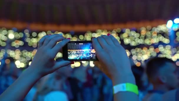 大勢の人が踊り コンサートで手を上げています 明るいカラフルなステージ照明 エンターテイメント ライトアップされたステージライトコンサートの幸せな人々 高品質4K映像 — ストック動画