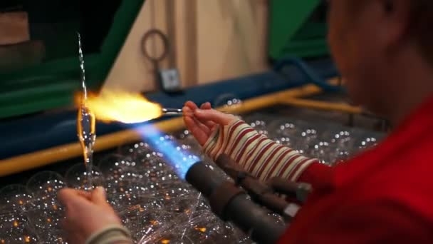 Uma Trabalhadora Explora Brinquedo Vidro Natal Aquecendo Vidro Com Queimador — Vídeo de Stock