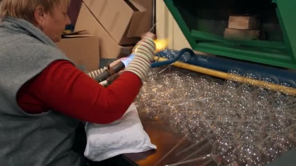 一位女工在一家工厂里吹玻璃圣诞玩具 圣诞球工厂 制造新年玻璃玩具 工人们吹玻璃玩具 高质量的4K镜头 — 图库视频影像
