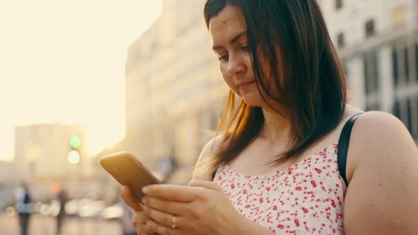 Dívka Používá Smartphone Pro Sociální Sítě Zatímco Stojí Ulici Města — Stock video