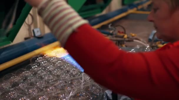 Close Brinquedo Natal Vidro Feito Mão Trabalhador Forma Uma Decoração — Vídeo de Stock