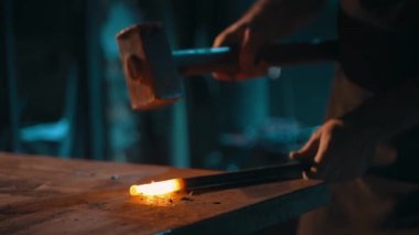 Demirci sıcak metali örse döker. Demirciler sıcak metale vurur. Metal işçiliği. Demirci atölyesi. Yüksek kalite 4k görüntü