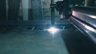 CNC ile metal plazma kesimi. Bir plazma kesici bir metal tabakasından bir parça keser. Lazer kesici üretildi. Sanayi metali plazma lazeriyle kesiliyor. Yüksek kalite 4k görüntü