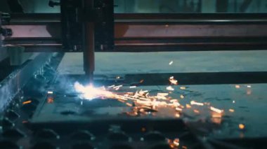 Modern bir metal levha lazer kesme makinesinin yakın çekimi. Modern bir CNC fiber lazer makinesi metal levha üzerindeki desenleri keser. Yüksek kalite 4k görüntü
