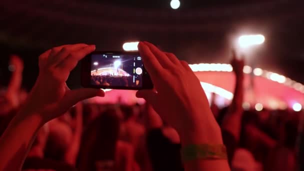 Fãs Estão Dançando Filmando Vídeo Show Smartphones Montes Smartphones Conceito — Vídeo de Stock