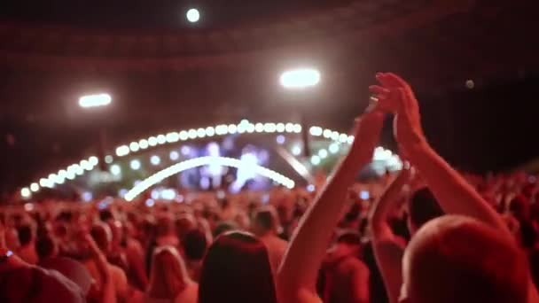 Reflektory Światła Scenie Podczas Musicalu Tłum Fanów Tańczy Bije Brawo — Wideo stockowe