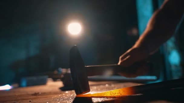 鍛冶屋は熱い金属をアンビルの上に鍛造する 鍛冶屋のハンマーは熱い金属を打つ 金属加工だ 鍛冶屋の工房 高品質4K映像 — ストック動画