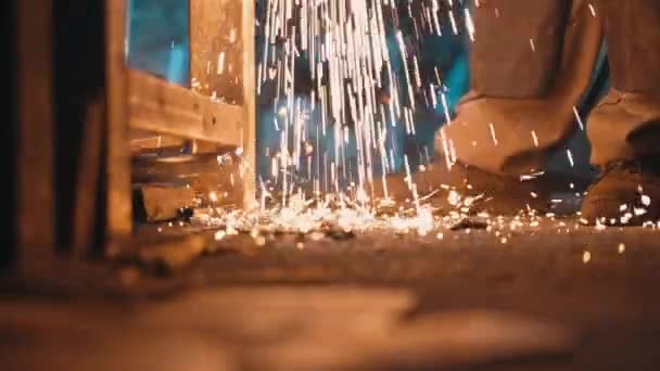 Las Chispas Corte Metal Industrial Caen Rebotan Piso Del Taller — Vídeo de stock