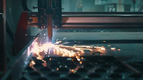 Pemotong Laser Dalam Produksi Pemotongan Logam Industri Dengan Laser Plasma — Stok Video