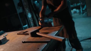 Profesyonel bir erkek çilingir, bir metel kesim atölyesinde oksi yakıtı meşalesi yakıyor. Metal çalışıyor. Yuvarlanmış metal. Yüksek kalite 4k görüntü