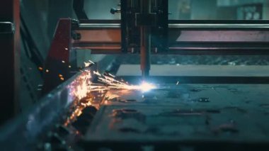 Plazma kesiminden parlak kıvılcımlar ya da robot makinedeki lazer kesiminden. Metal işçiliği. Yakın plan. Nano teknolojiler. Yüksek kalite 4k görüntü