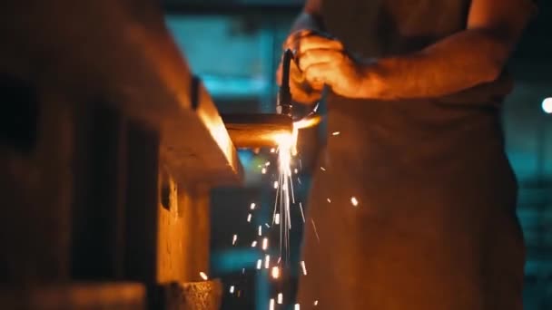 Een Fabrieksarbeider Snijdt Handmatig Staal Met Oxy Fuel Lassen Het — Stockvideo