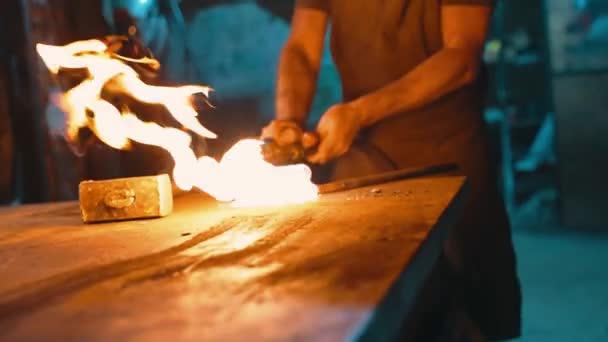 Arbetare Tänder Svetsbrännare Som Skapar Gigantisk Låga Verkstad Metallbearbetning Valsad — Stockvideo