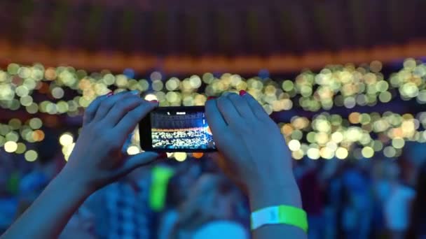 Radosni Fani Podnoszą Ręce Góry Nagrywają Koncert Przez Telefon Tłum — Wideo stockowe