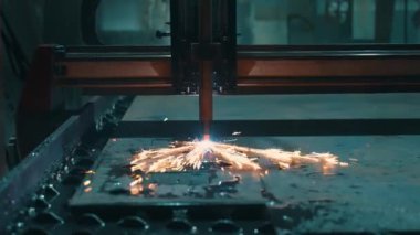 Plazma kesiminden parlak kıvılcımlar ya da robot makinedeki lazer kesiminden. Metal işçiliği. Yakın plan. Nano teknolojiler. Yüksek kalite 4k görüntü