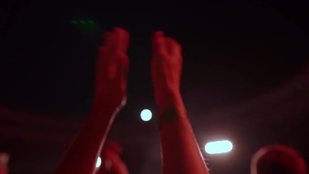 Hurrande Händer Konsert Framför Stor Scen Rampljuset Närbild Publiken Fans — Stockvideo