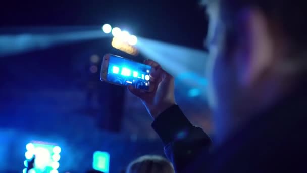 알아볼 수없는 실루엣은 스마트폰으로 라이브 콘서트 영상을 클로즈업 고품질 — 비디오