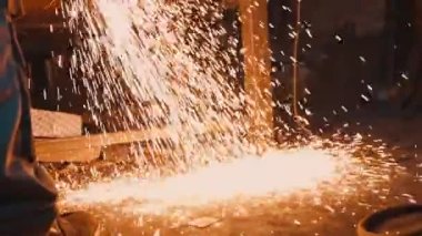 Bir çelik endüstrisi işçisi gaz kaynağı kullanarak bir parça metal kesiyor. Metalle çalışmak. Ateşten kıvılcımlar. Yüksek kalite 4k görüntü