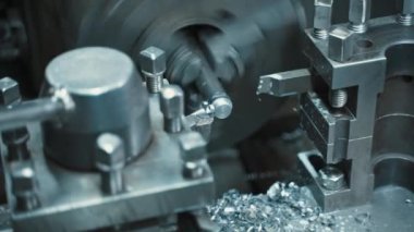 Metal parçaları kesmek için torna tezgahı. Torna tezgahında metal işleme süreci. Yüksek kalite 4k görüntü