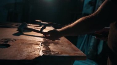 Fabrika işçisi elle kaynak yaparak çeliği kesiyor. Kesiciler ve alev ayarları kesin odaklanma için. Alevler ocaktan çıkıyor. Yüksek kalite 4k görüntü