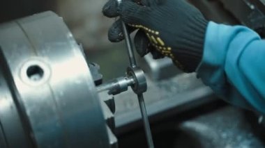 El dokunuşuyla paslanmaz çeliği tıklatarak. Torna torbasını çalıştırarak. Atölyeyi eski haline getirerek. Endüstriyel metal makine kesme işlemini kapatarak. Yüksek kalite 4k görüntü