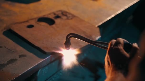 Sauerstoffschneiden Von Metall Großaufnahme Der Werkstatt Durch Einen Produktionsarbeiter Ein — Stockvideo
