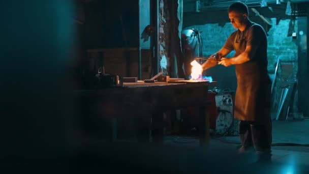 Професійний Чоловічий Слюсар Запалює Факел Кисневому Паливі Цеху Різання Металу — стокове відео