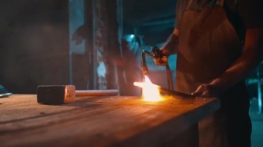 Bir üretim işçisinin atölyesinde metalin yakın çekim oksijeni ısıtılıyor. Çalışan bir oksikodon yakıtı ocağı yakın çekim ısıtır. Yüksek kalite 4k görüntü