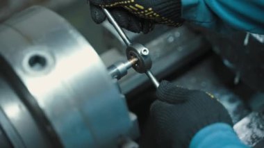 El dokunuşuyla paslanmaz çeliği tıklatarak. Torna torbasını çalıştırarak. Atölyeyi eski haline getirerek. Endüstriyel metal makine kesme işlemini kapatarak. Yüksek kalite 4k görüntü
