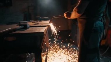 Bir çelik endüstrisi işçisi gaz kaynağı kullanarak bir parça metal kesiyor. Metalle çalışmak. Ateşten kıvılcımlar. Yüksek kalite 4k görüntü