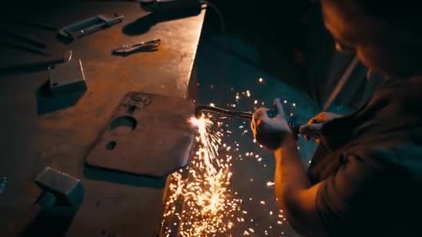 Sauerstoffschneiden Von Metall Großaufnahme Der Werkstatt Durch Einen Produktionsarbeiter Ein — Stockvideo