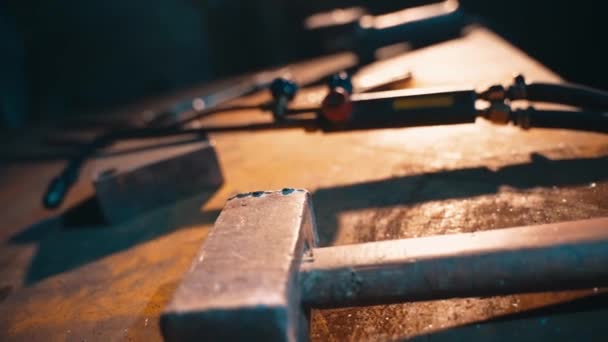 Oficina Ferreiro Martelo Para Forjar Metal Nas Mãos Ferreiro Ferramenta — Vídeo de Stock
