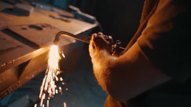 Flame Cutting Metal Cutting Metal Gas Cutter Employee Cuts Metal — Vídeo de stock