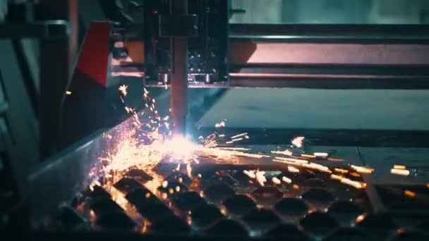 Een Moderne Cnc Glasvezel Lasermachine Snijdt Patronen Plaatmetaal Felle Brandende — Stockvideo