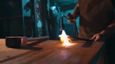 Bir yapım işçisi tarafından yapılan atölyede yakın plan metalin oksijen gazı ısıtılması. Bir işçi çeliği oksijen feneriyle ısıtır. Yüksek kalite 4k görüntü