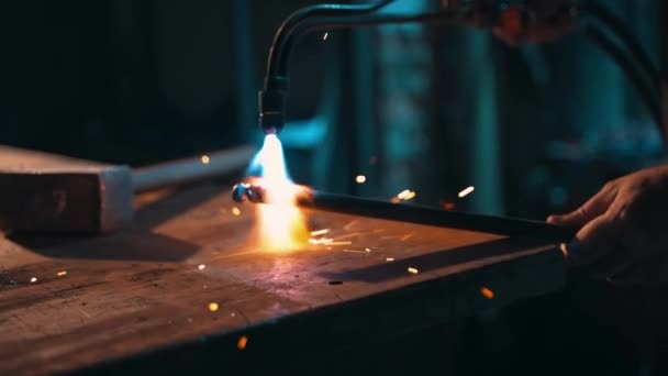 在形成产品之前 一名金属加工工人与氧类燃料切割火炬一起工作会使金属发光 金属加工 高质量的4K镜头 — 图库视频影像