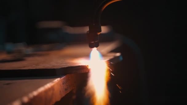 Schneiden Von Stahl Mit Einem Oxy Fuel Cutter Einer Industriellen — Stockvideo