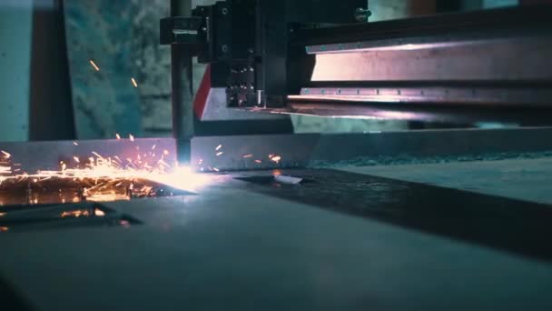 生産中のレーザーカッター プラズマレーザーで金属の工業切断 切断の過程で 明るい燃焼火花がレーザービームから飛ぶ 4K判の高画質撮影 — ストック動画
