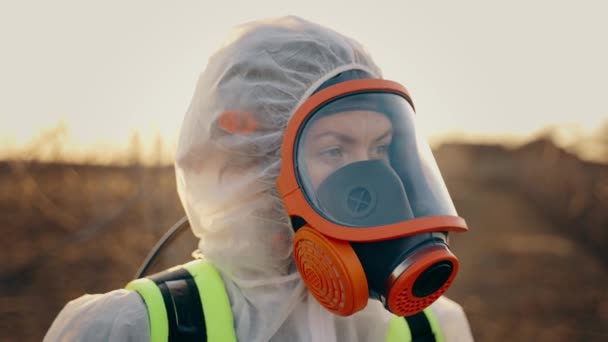 Hombre Con Traje Químico Protector Mira Cámara Retrato Hombre Respirador — Vídeos de Stock