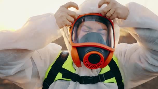 Ένα Άτομο Προστατευτική Αναπνευστική Συσκευή Εξωτερικούς Χώρους Φοράει Προστατευτική Χημική — Αρχείο Βίντεο