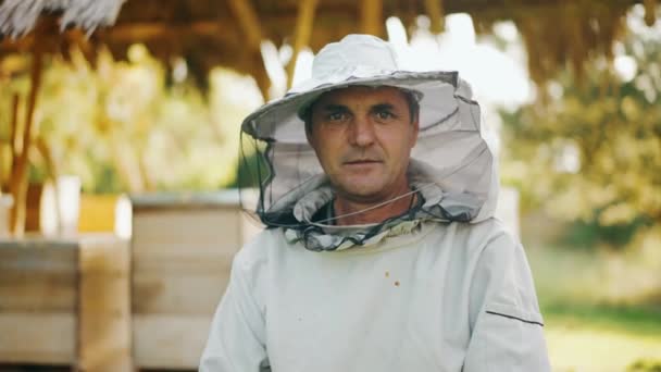 Крупный План Портрета Пчеловода Защитной Маске Пасеке Стоит Пчеловод Защитном — стоковое видео